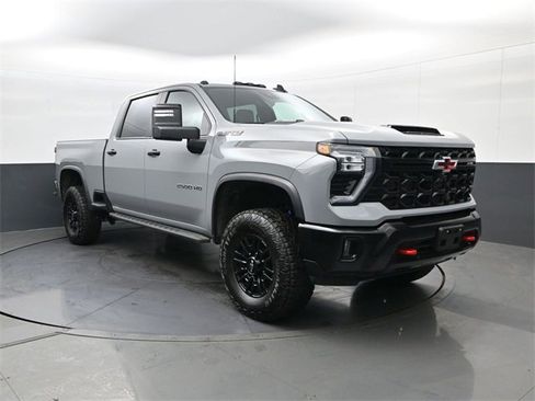 Used 2024 Chevrolet Silverado 2500 ZR2 w/ Technology Package image 3