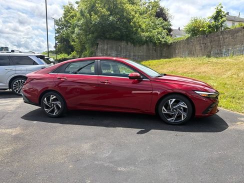 Used 2025 Hyundai Elantra SEL FWD image 8