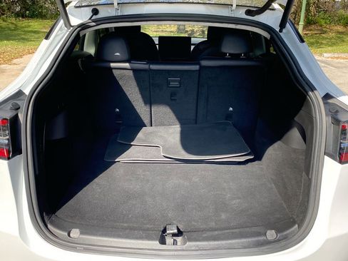 Used 2022 Tesla Model Y Long Range image 11