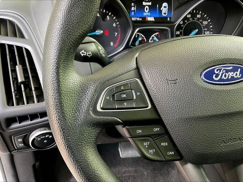 Used 2018 Ford Focus SE w/ SE Appearance Package FWD image 10