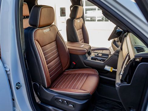 Used 2026 GMC Sierra 3500 Denali Ultimate w/ LPO, Black Badging Package image 31