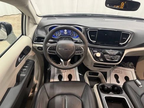 Used 2024 Chrysler Pacifica Touring-L FWD image 14