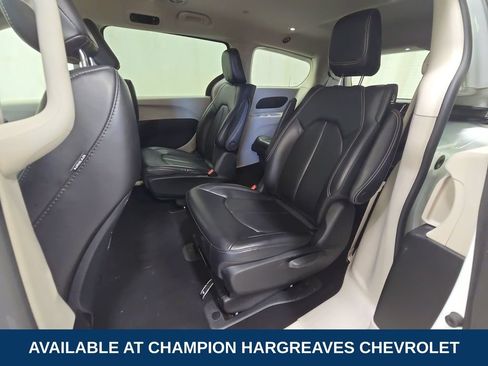 Used 2023 Chrysler Pacifica Touring-L FWD image 33