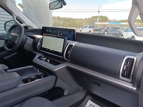 Used 2025 Ford Expedition Active image 40