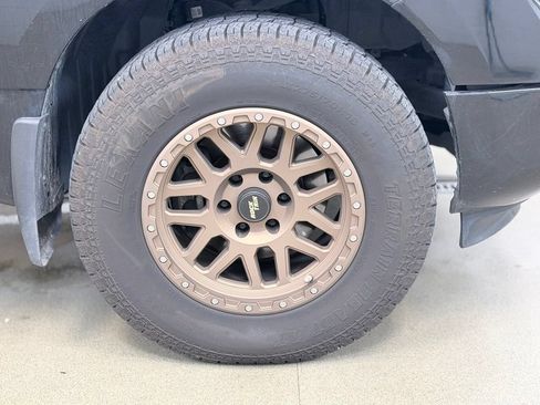 Used 2020 Nissan Titan SV w/ SV Convenience Package AWD/4WD image 4