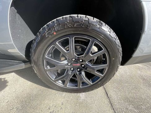 Used 2024 GMC Yukon XL SLT image 33