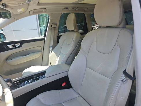 Used 2020 Volvo XC60 T5 Momentum FWD image 10