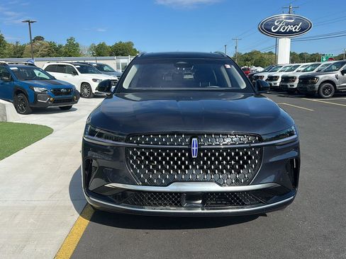 Used 2024 Lincoln Nautilus Reserve w/ Equipment Group 202A AWD/4WD image 2