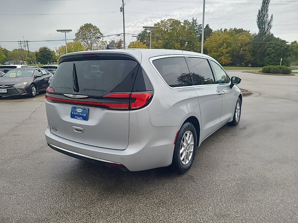 Used 2024 Chrysler Pacifica Touring-L FWD image 6