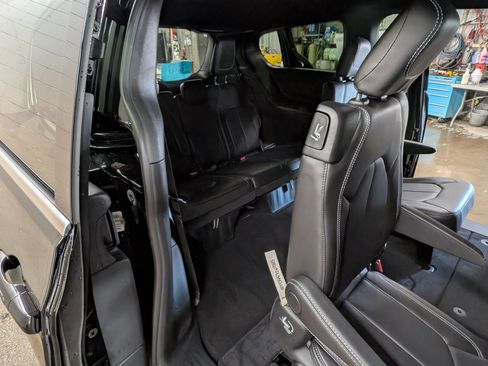 New 2026 Chrysler Pacifica Select image 6