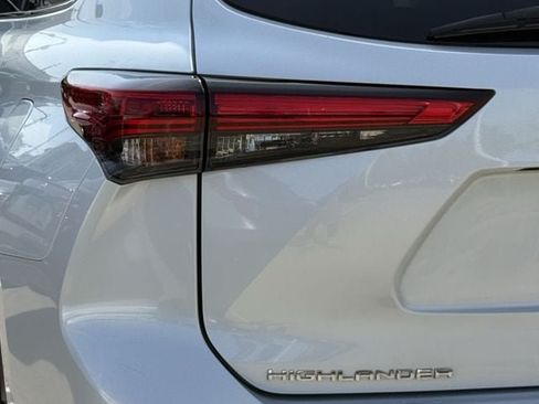 Used 2022 Toyota Highlander XLE AWD/4WD image 6