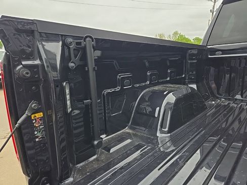 Used 2025 GMC Sierra 1500 SLT AWD/4WD image 32