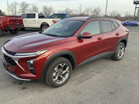 Used 2025 Chevrolet Trax LT w/ LT Convenience Package image 6