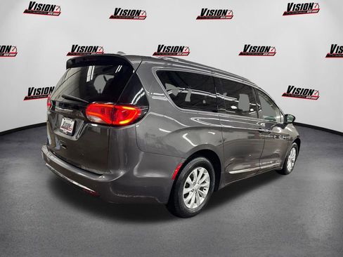 Used 2019 Chrysler Pacifica Touring-L image 5