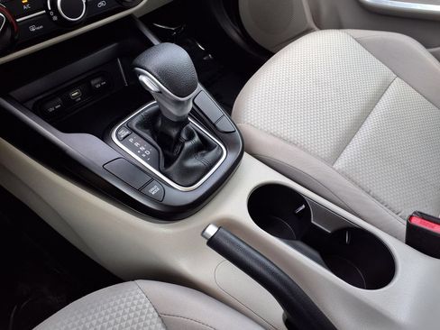 Certified 2025 Kia Soul LX w/ LX Technology Package FWD image 21