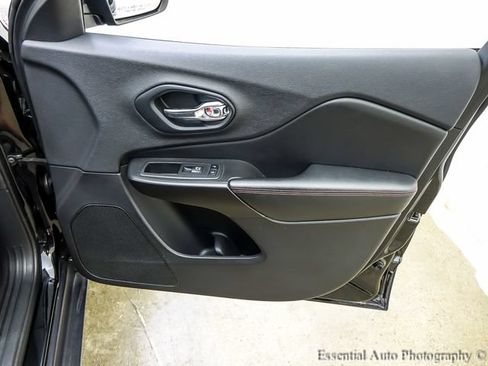 Used 2019 Jeep Cherokee Trailhawk AWD/4WD image 23
