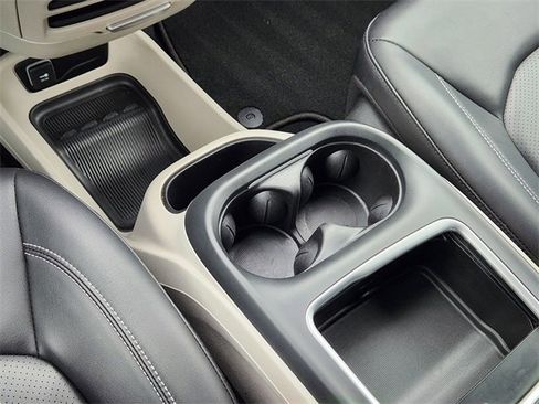 Used 2024 Chrysler Pacifica Touring-L image 18