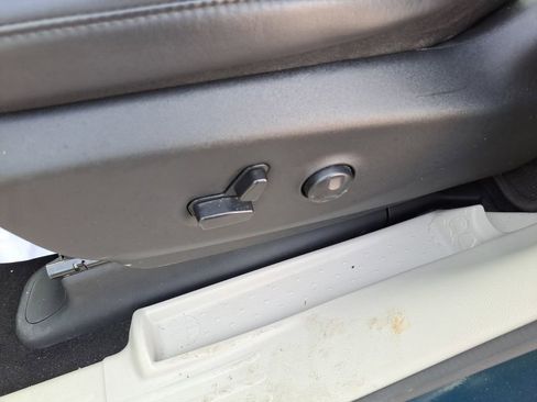 Used 2023 Chrysler Pacifica Touring-L image 19