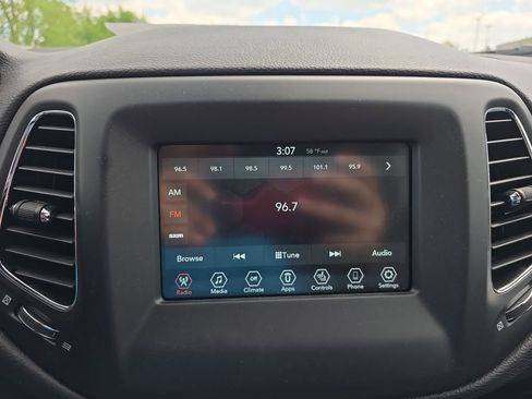 Used 2019 Jeep Compass Latitude w/ Cold Weather Group AWD/4WD image 17