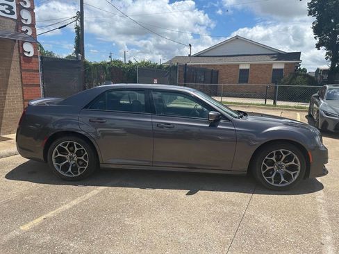 Used 2018 Chrysler 300 S w/ 300S Premium Group RWD image 4