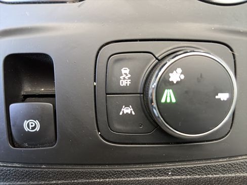 Used 2021 Chevrolet Traverse Premier FWD image 25