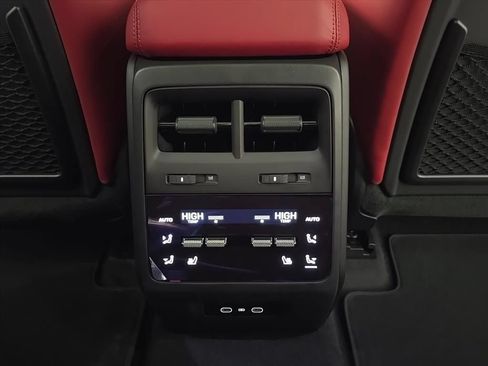 Certified 2025 Porsche Macan 4S Electric AWD/4WD image 26