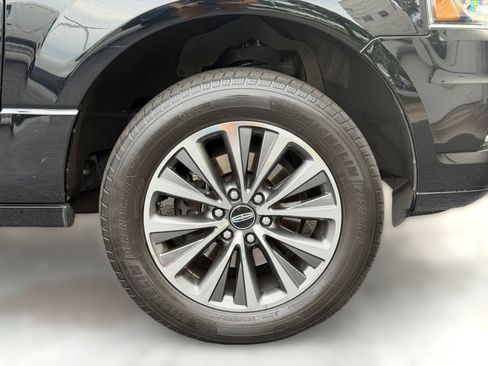Used 2016 Lincoln Navigator Select RWD image 11