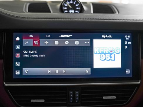 Certified 2022 Porsche Cayenne E-Hybrid w/ Premium Package image 22