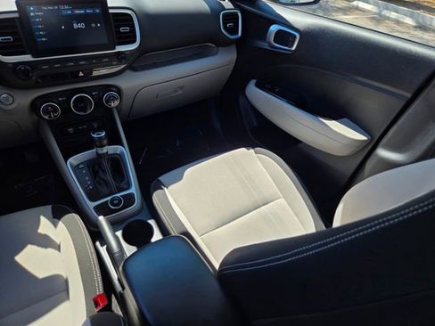 Used 2025 Hyundai Venue SEL image 17