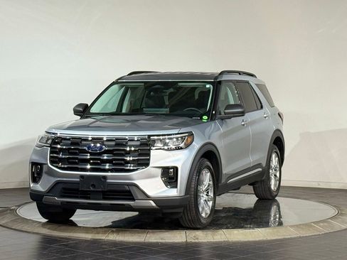 Used 2025 Ford Explorer Active w/ Active Comfort Package image 5