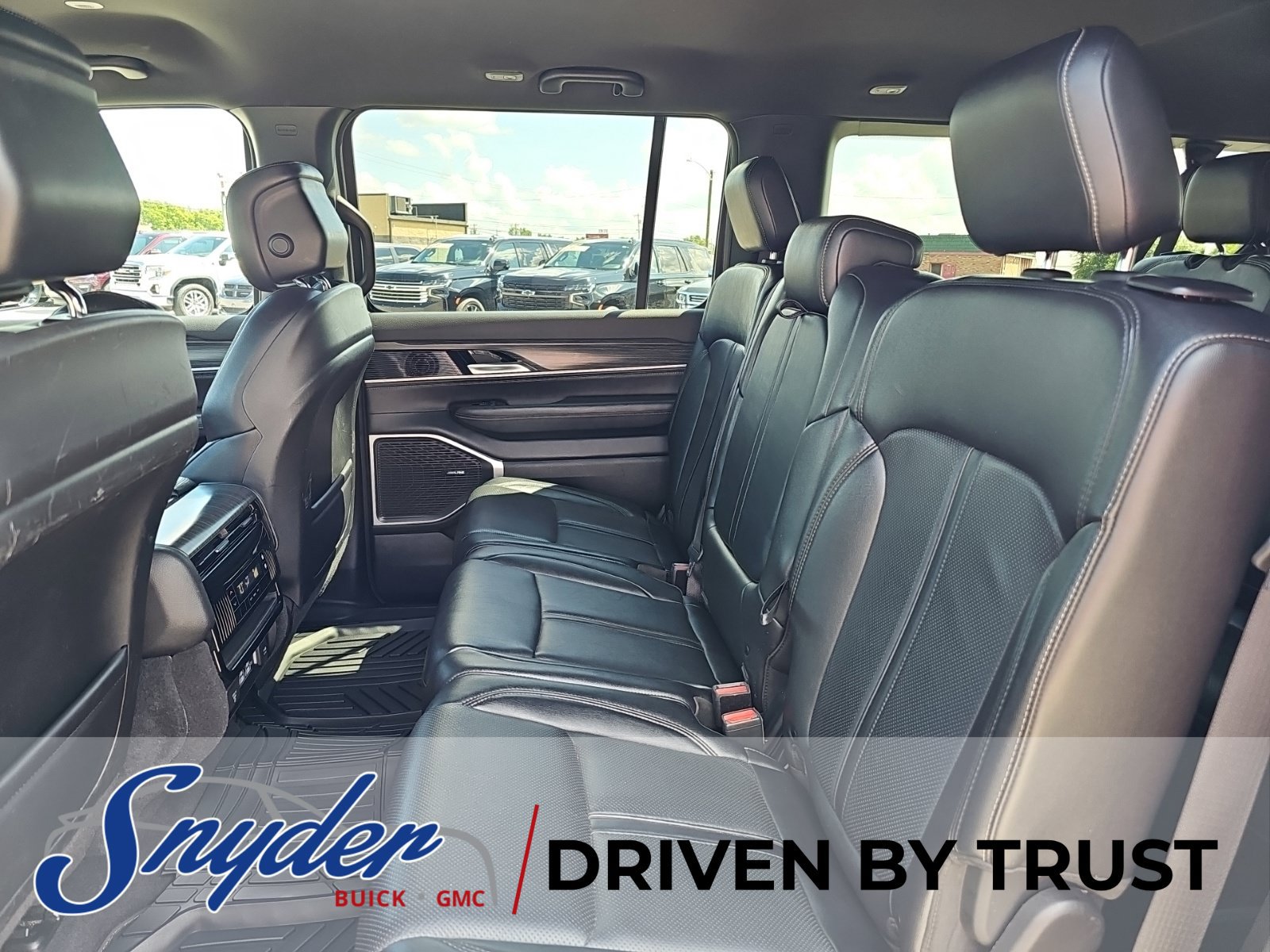 Used 2024 Jeep Wagoneer L Series II w/ Flexible Seating Group AWD/4WD image 22