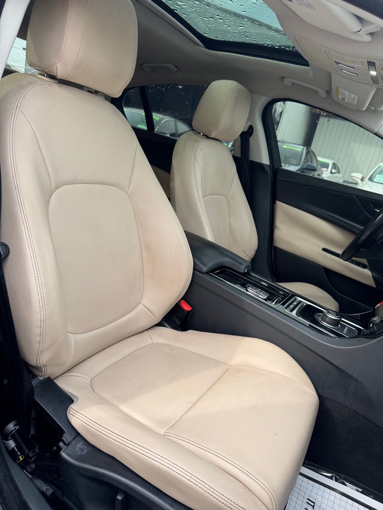 Used 2018 Jaguar XE Premium RWD image 10
