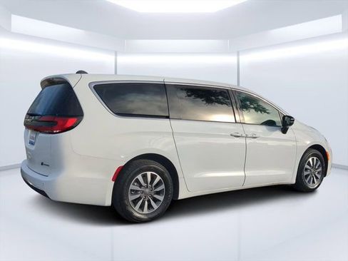 Used 2024 Chrysler Pacifica Limited FWD image 3
