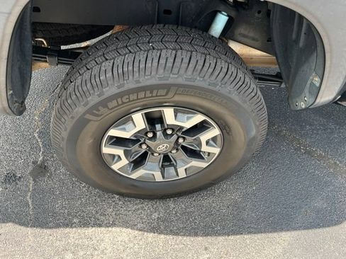 Used 2017 Toyota Tacoma TRD Off-Road w/ Premium & Technology Package RWD image 13