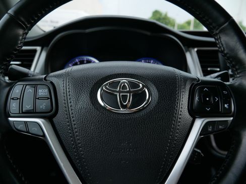 Used 2017 Toyota Highlander XLE w/ Carpet Mat Package AWD/4WD image 25