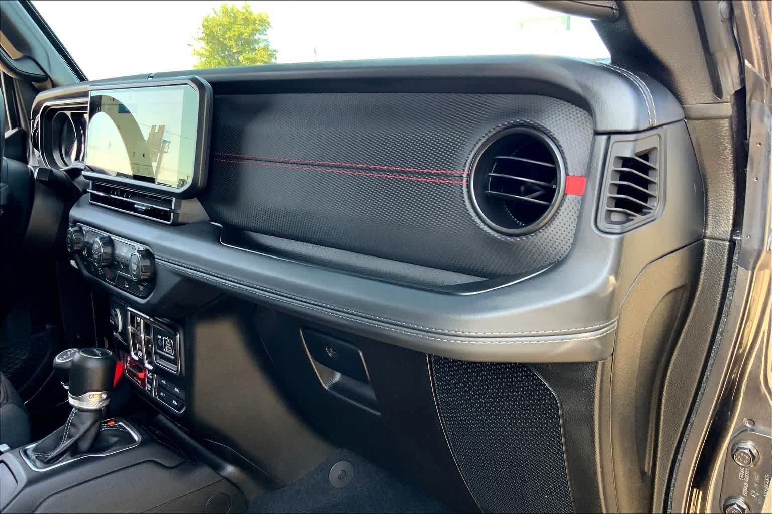 Used 2025 Jeep Gladiator Rubicon w/ Convenience Group AWD/4WD image 17