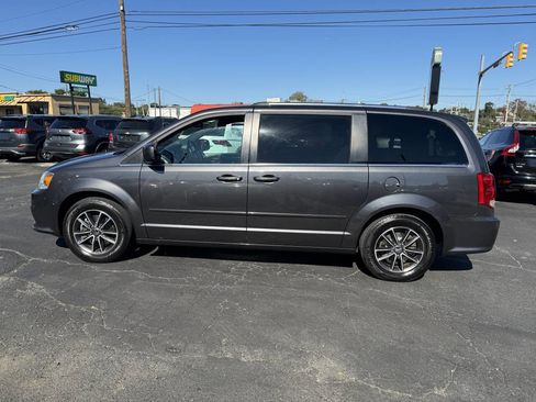 Used 2017 Dodge Grand Caravan SXT image 3