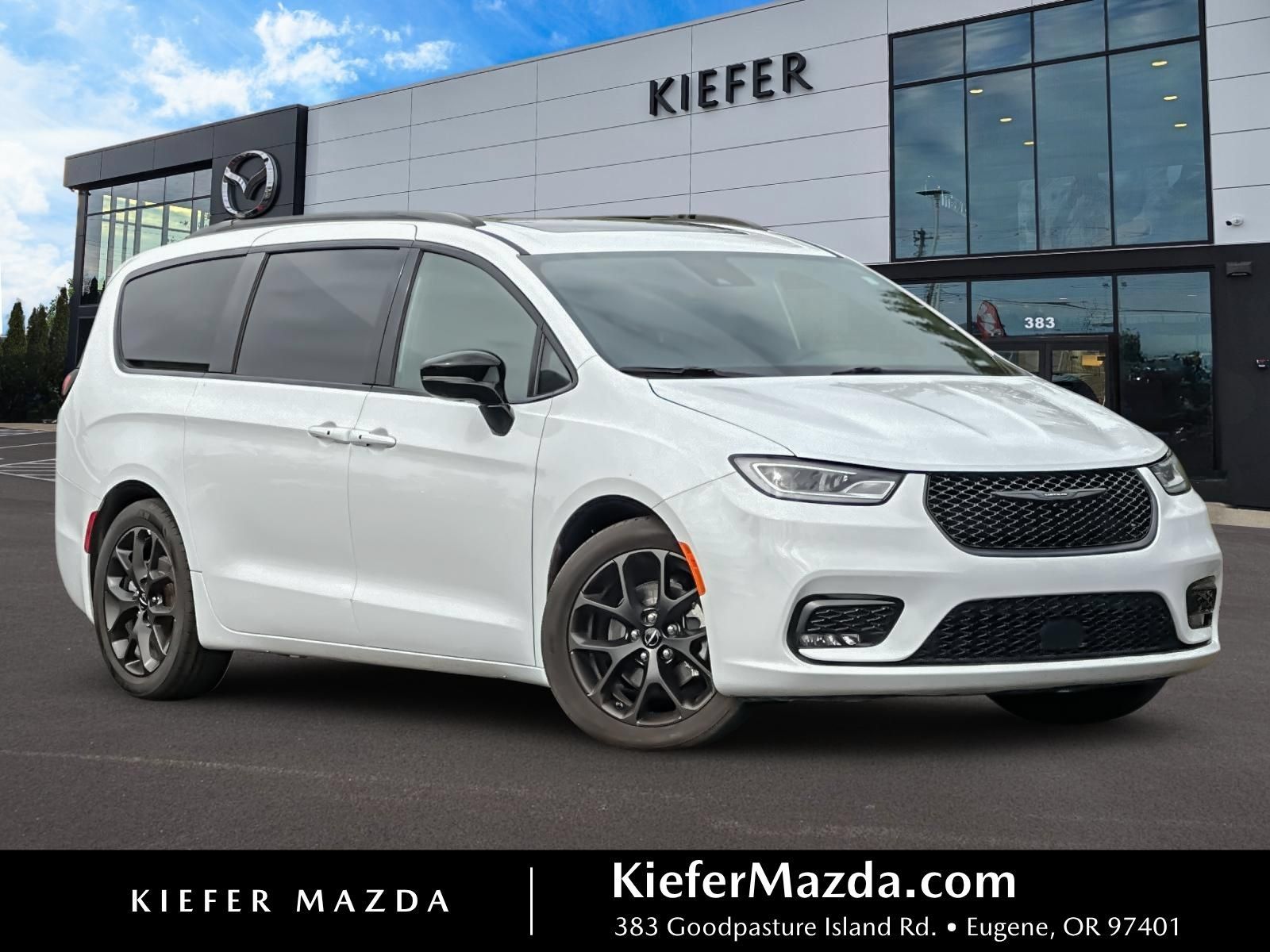 Used 2025 Chrysler Pacifica Limited FWD image 1