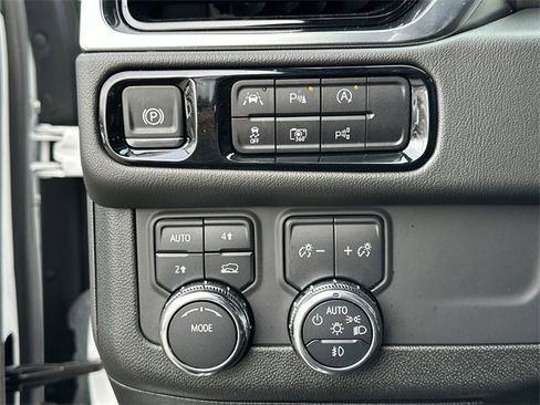 Used 2025 GMC Yukon XL Denali image 16