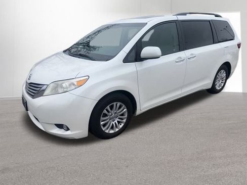Used 2015 Toyota Sienna XLE w/ XLE Navigation Package image 1
