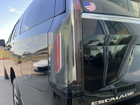 Used 2022 Cadillac Escalade ESV Premium Luxury Platinum image 9