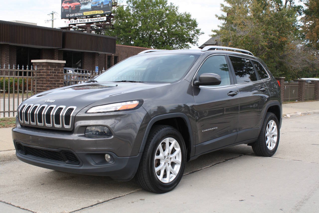 Used 2018 Jeep Cherokee Latitude Plus AWD/4WD image 2