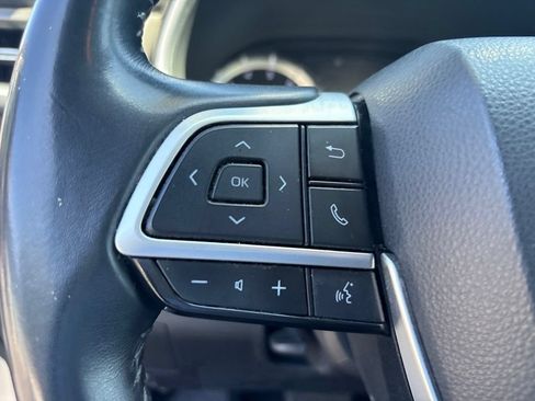 Used 2022 Toyota Highlander XLE FWD image 24