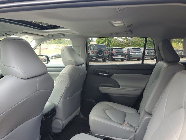 Used 2022 Toyota Highlander XLE AWD/4WD image 10