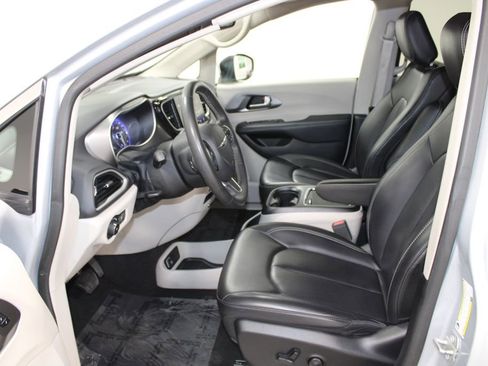 Used 2023 Chrysler Pacifica Touring-L FWD image 22