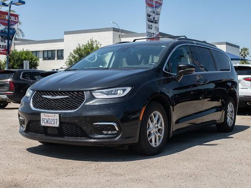 Used 2022 Chrysler Pacifica Touring-L image 11