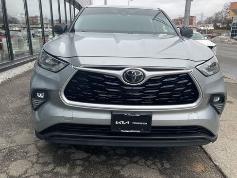 Used 2020 Toyota Highlander LE image 3