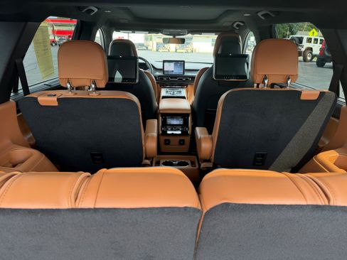 Used 2023 Lincoln Aviator Black Label Grand Touring AWD/4WD image 18