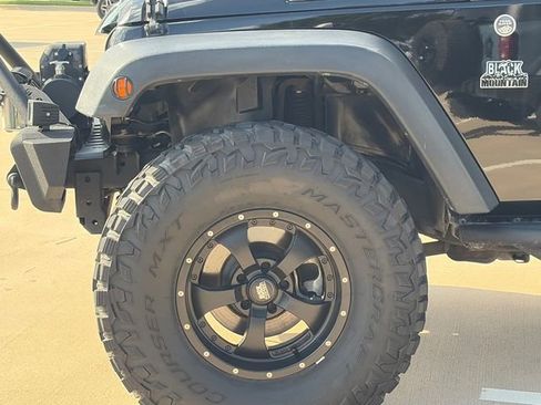 Used 2018 Jeep Wrangler Unlimited Rubicon w/ Connectivity Group AWD/4WD image 5