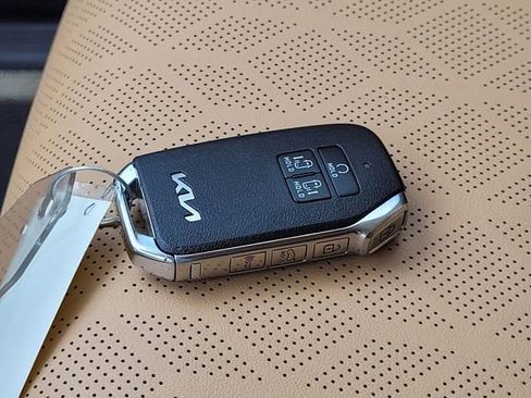 Used 2024 Kia Carnival EX FWD image 32